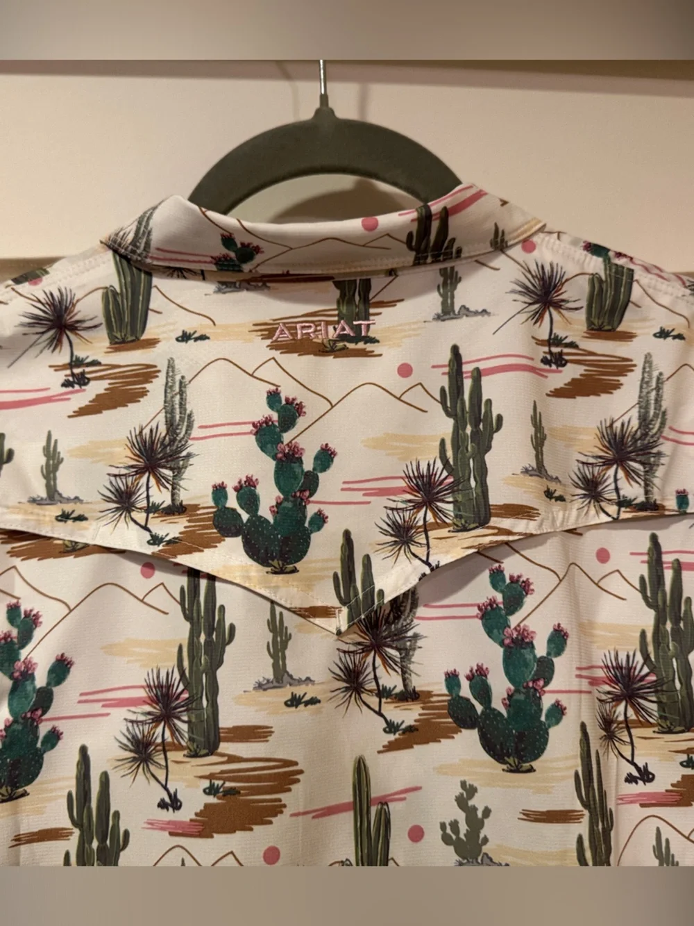 Ariat Women’s Button Down Ariat Tek Shirt in Cream with Green Cactus Print Sz S - Picture 5 of 6